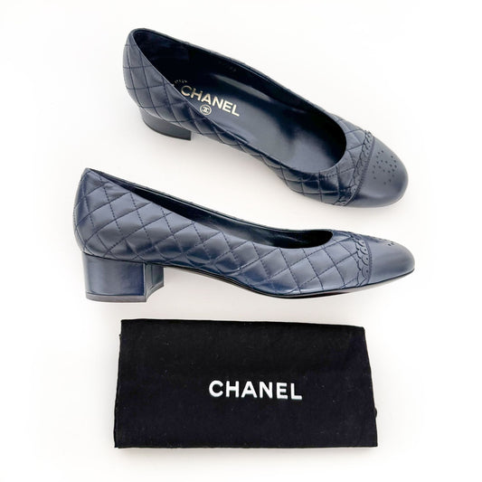 Chanel CC Cap Toe Quilted Pumps in Navy Blue Leather Size 40.5