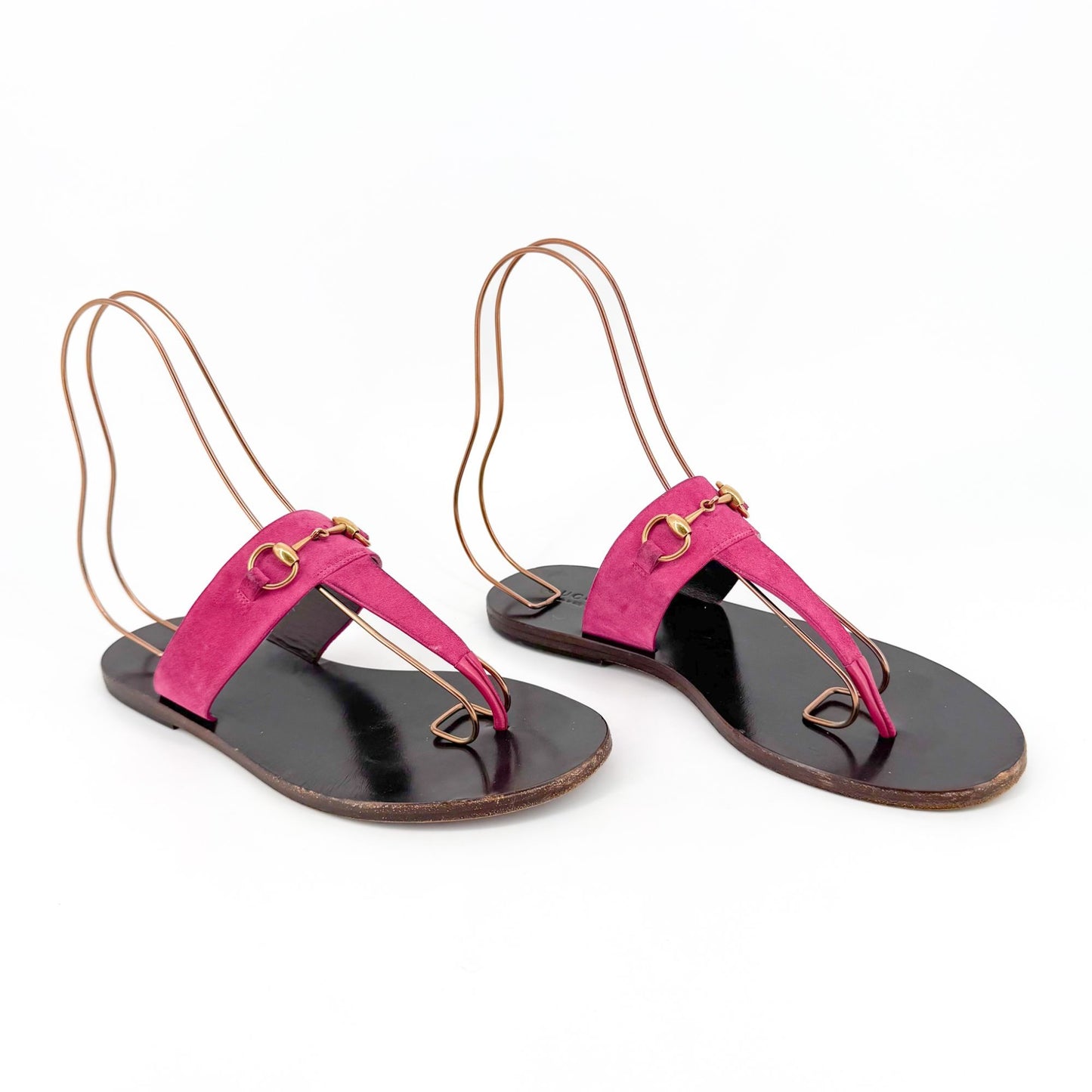 Gucci Horsebit T-Strap Thong Sandals in Fuchsia Pink Suede – Size 38