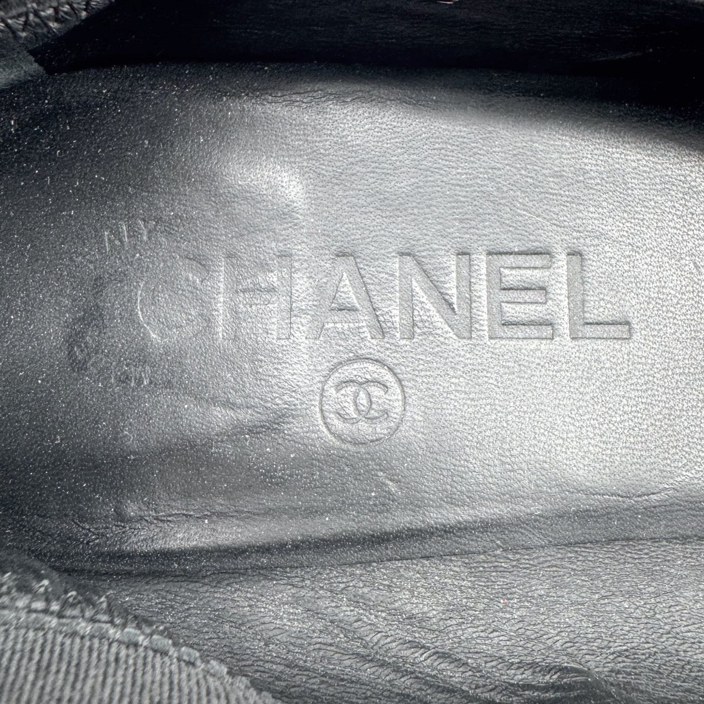 Chanel Elastic Cap Toe CC Pumps in Black Leather Size 40