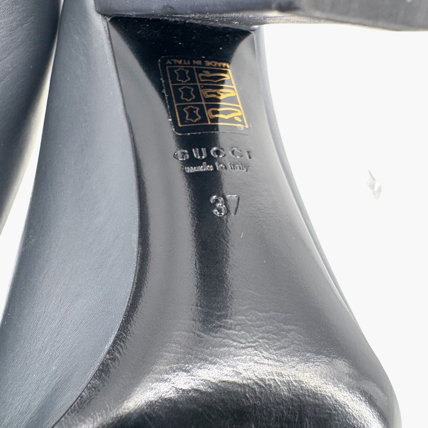 Gucci Chain Logo Pumps in Navy Blue Leather Size 37