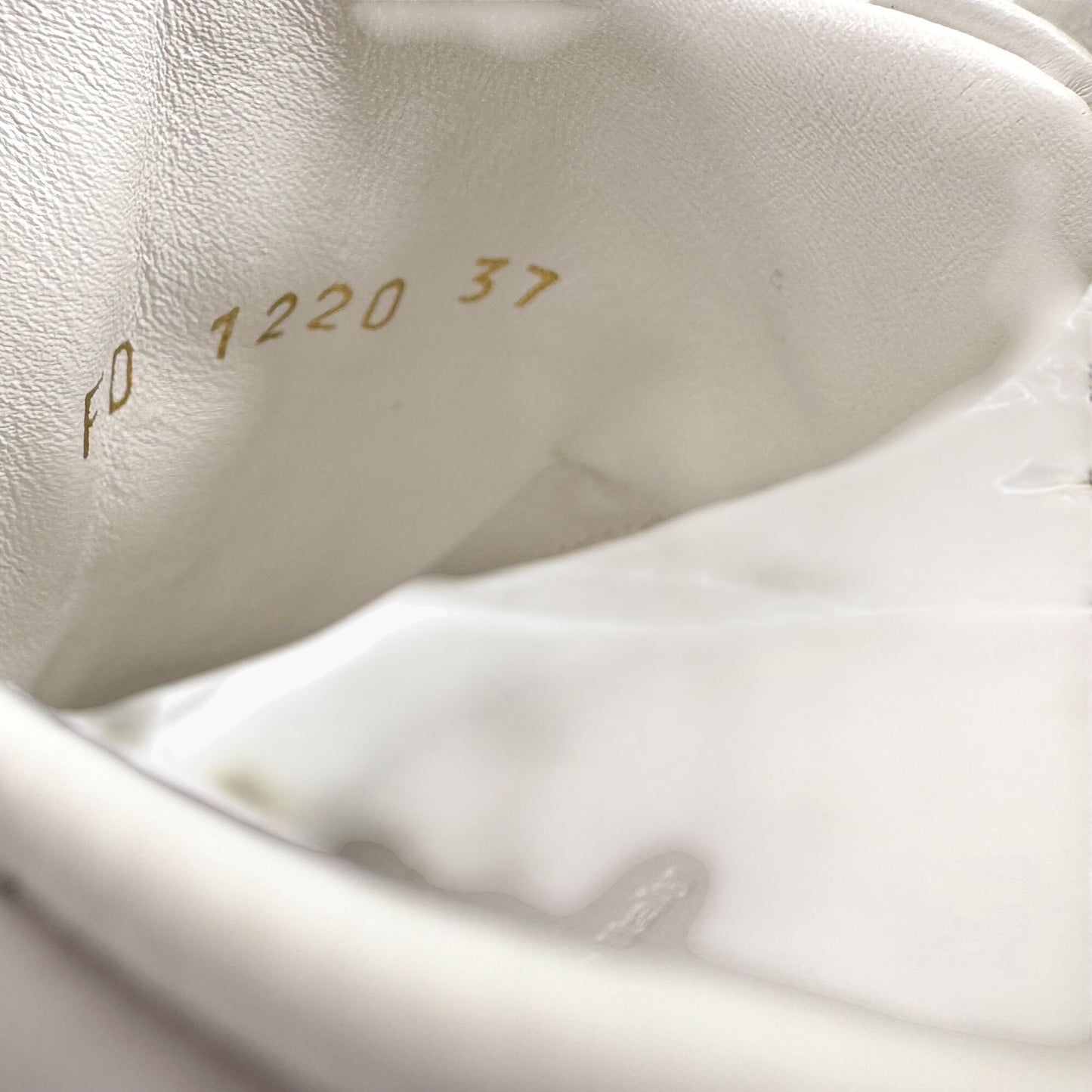 Louis Vuitton Time Out Ombre LV Sneakers in White & Blue Leather – Size 37