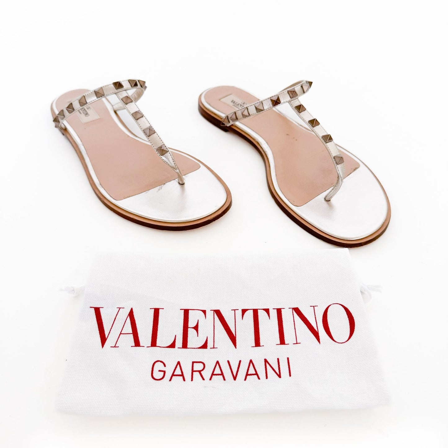 Valentino Garavani Rockstud T-Strap Flat Sandals in Metallic Silver Leather Size 40