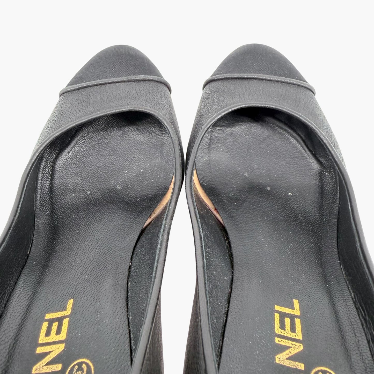 Chanel CC Cap Toe Pumps Heels Black Leather Size 38 US 7-7.5 Women’s